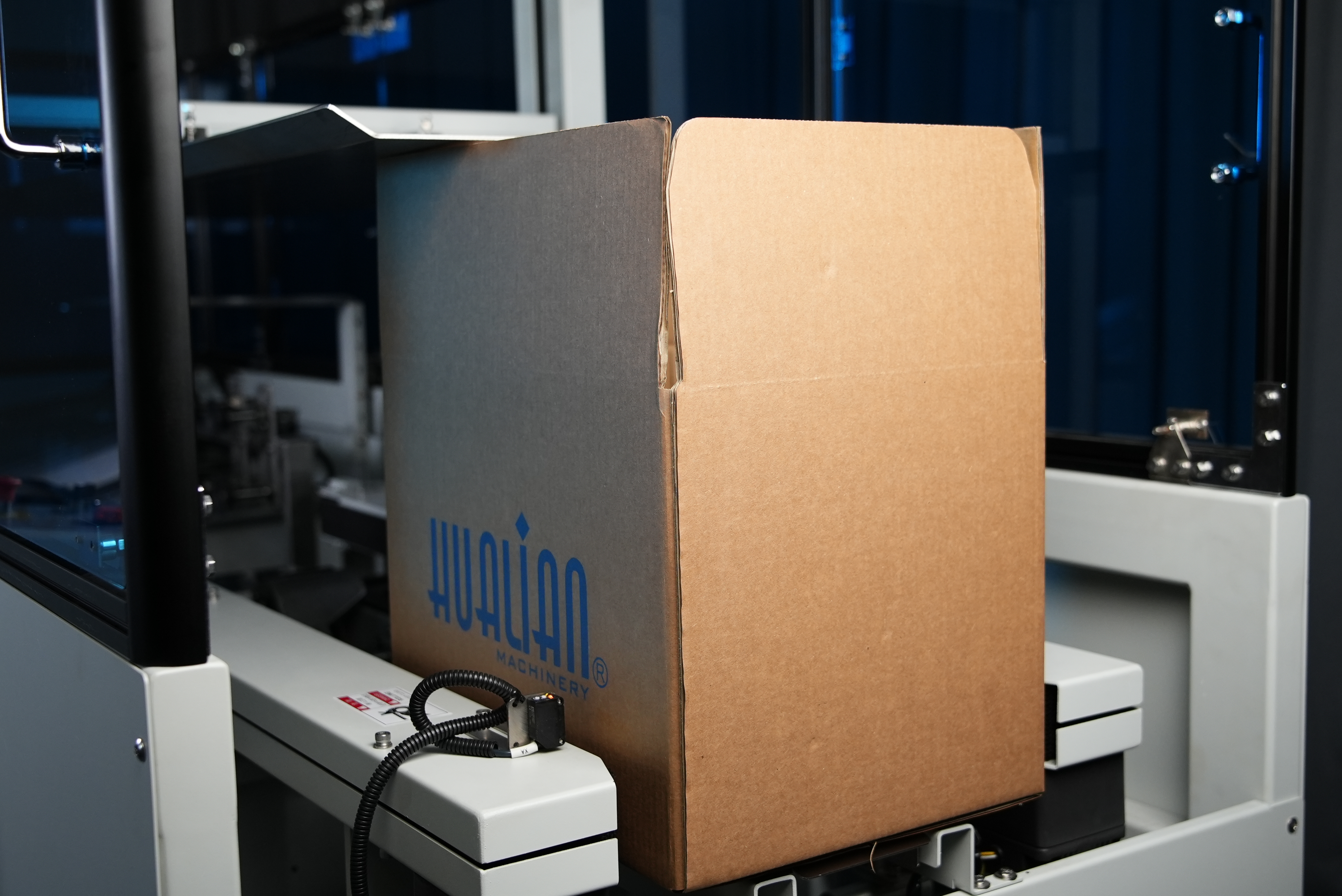 آلة تركيب علب الكرتون الأوتوماتيكية من Hulian مع ختم قاع ورق الكرافت المنشط بالماء HCE-544W-L 