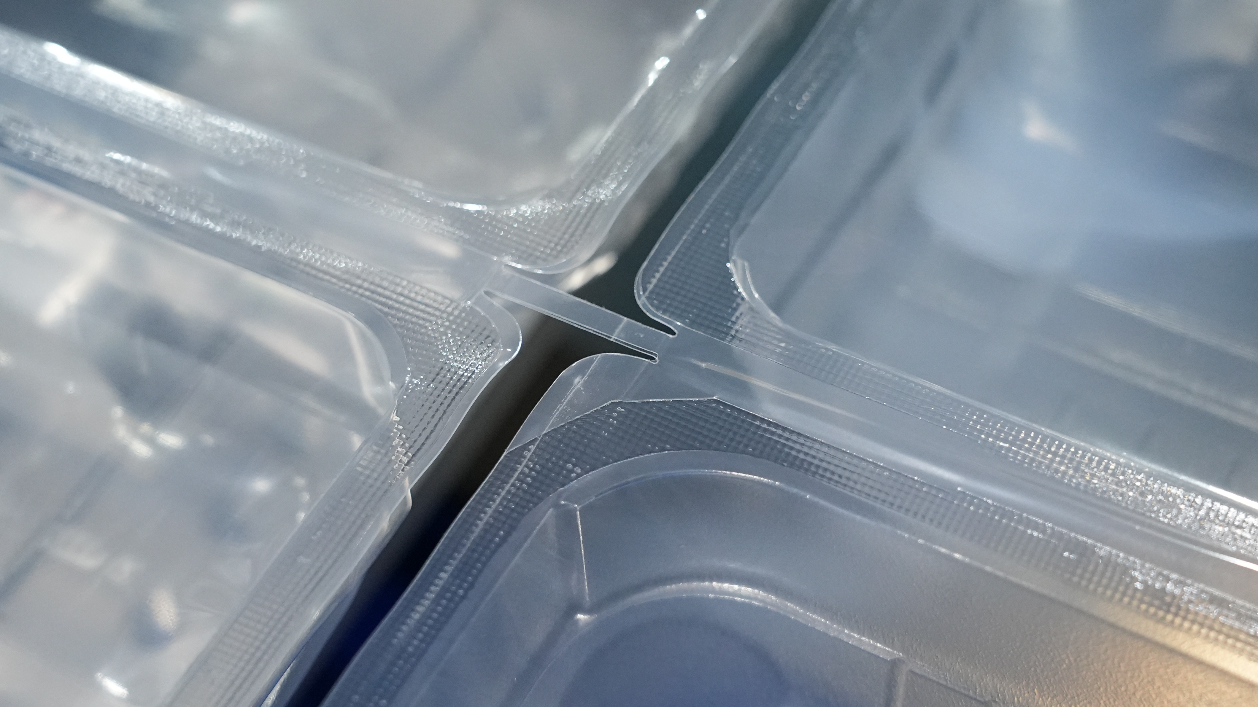 Hualian HVR-420T(Q) آلة تغليف الفراغ بالحرارة لخريطة الفيلم الصلبة للحوم السلمون والمأكولات البحرية الجاهزة والوجبات الجاهزة