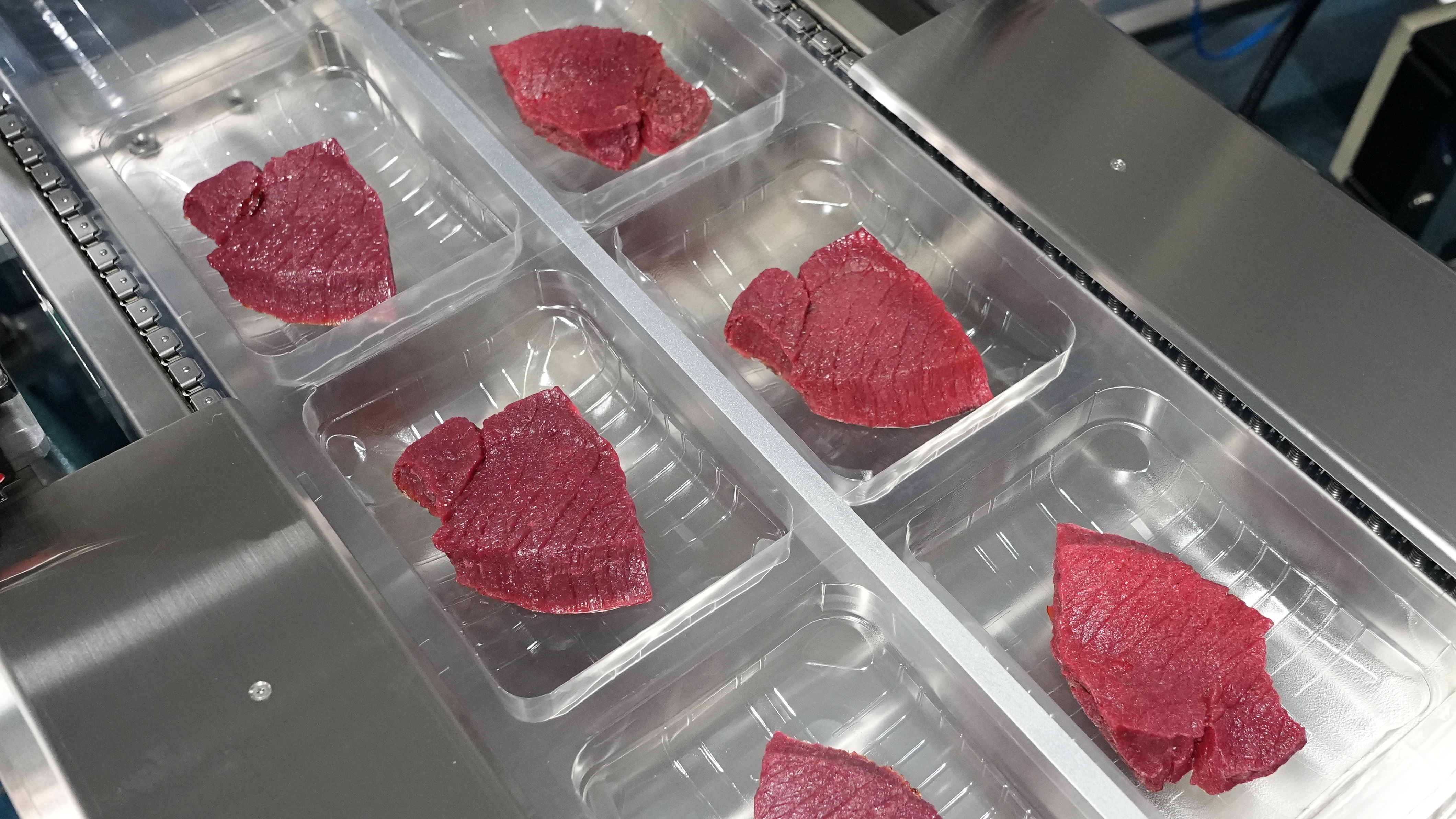 Hualian HVR-420T(Q) آلة تغليف الفراغ بالحرارة لخريطة الفيلم الصلبة للحوم السلمون والمأكولات البحرية الجاهزة والوجبات الجاهزة